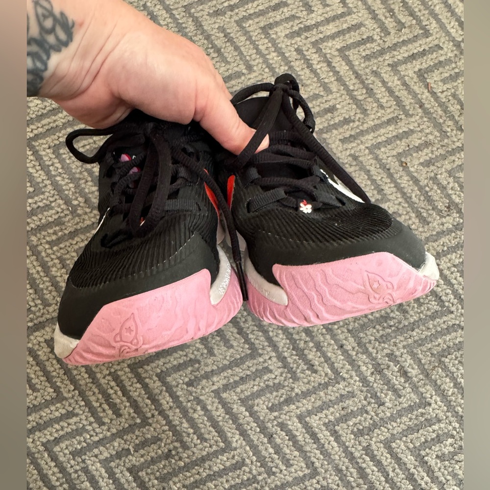 Nike Sneakers - EUC size 3.5 - Picture 4 of 5